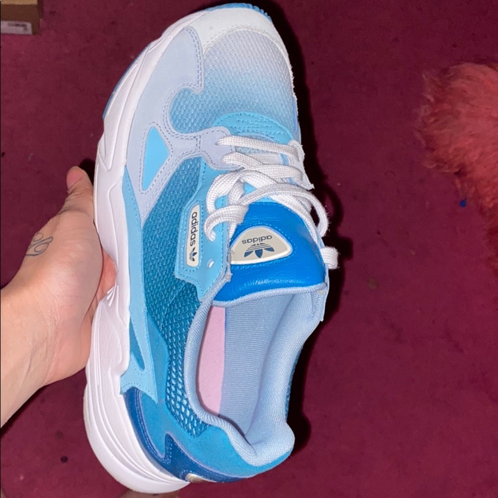 Adidas Falcon gym shoes - Picture 2 of 3